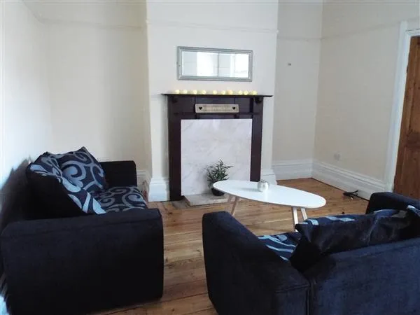 Carholme Road // 5 Bed + 2 Bath // Aug 2026 - Image 2